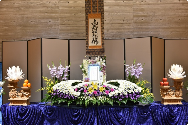 西風館での花飾り祭壇